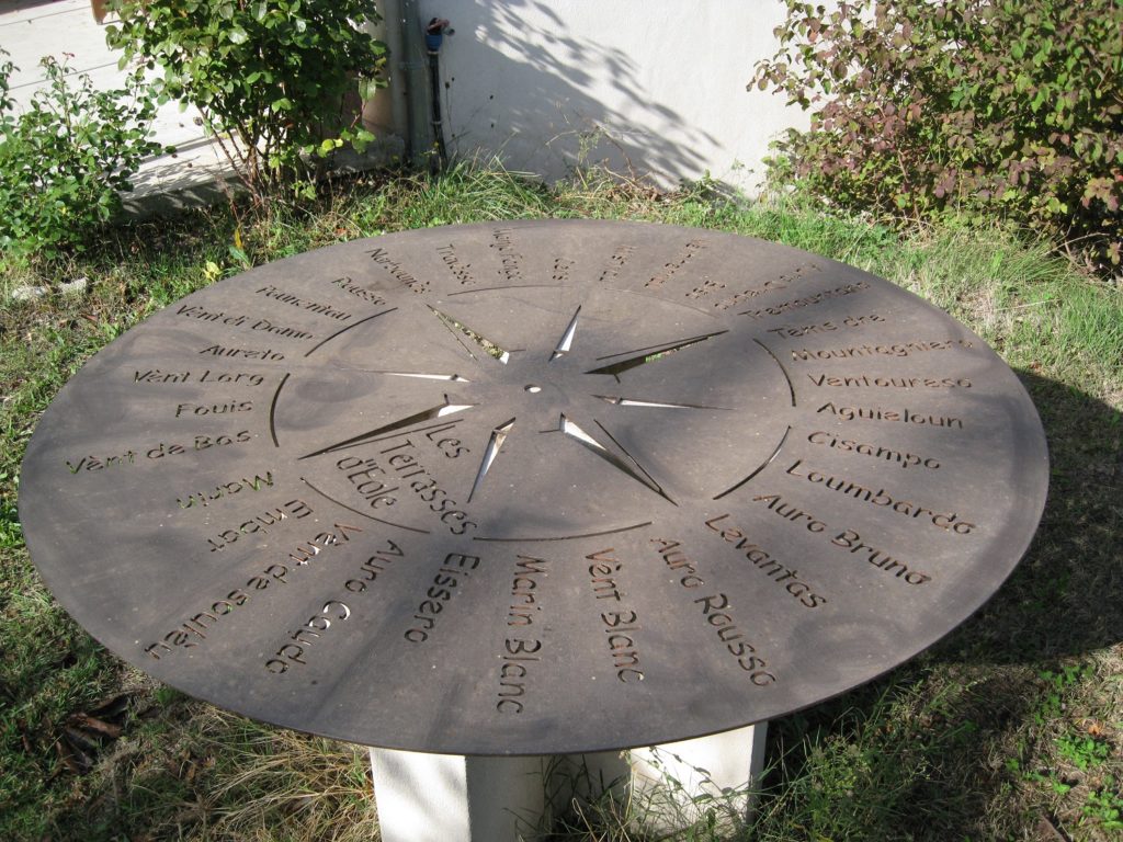 Domaine Terrasses d' Eole all points of the compass